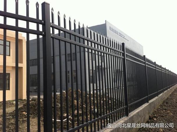 在建筑和安全防护领域,锌钢护栏的应用广泛